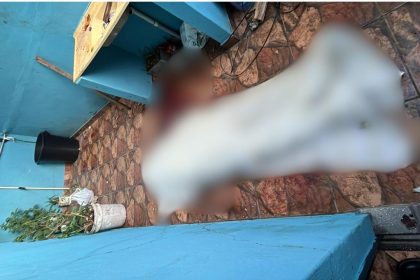 Cena de crime em Manaus: corpo no chão e área danificada.