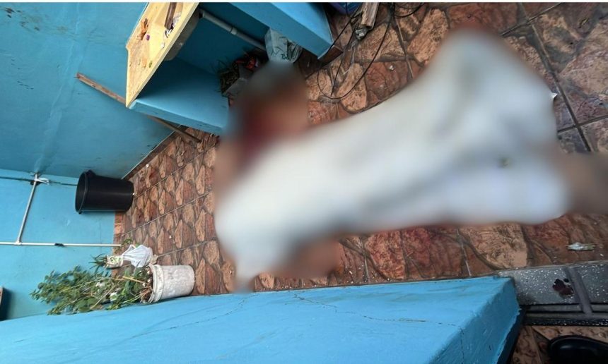 Cena de crime em Manaus: corpo no chão e área danificada.