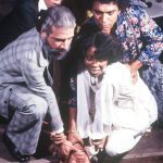 Cena de um documentário sobre o Teatro Experimental do Sesc, com atores em ação.