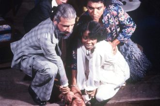 Cena de um documentário sobre o Teatro Experimental do Sesc, com atores em ação.