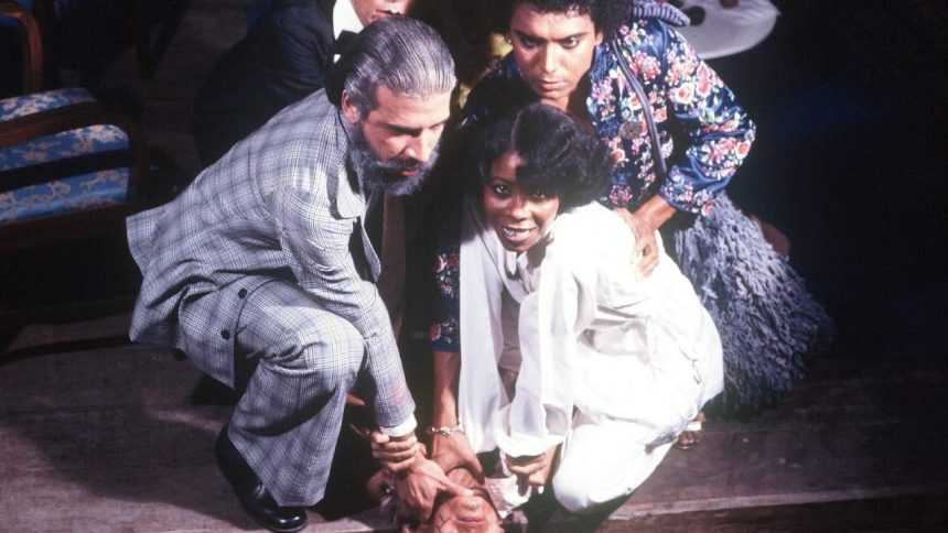 Cena de um documentário sobre o Teatro Experimental do Sesc, com atores em ação.