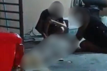 Cena em ambiente interno com pessoas. Detalhes incluem elementos do ambiente.