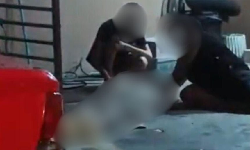 Cena em ambiente interno com pessoas. Detalhes incluem elementos do ambiente.