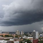 Céu nublado sobre cidade, com nuvens escuras de tempestade.