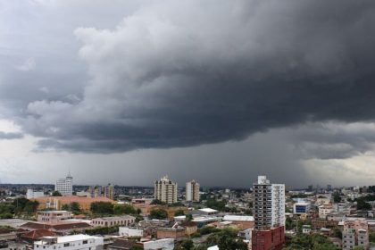 Céu nublado sobre cidade, com nuvens escuras de tempestade.