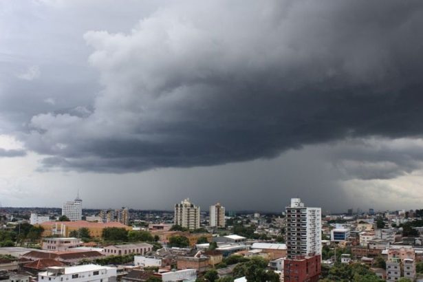 Céu nublado sobre cidade, com nuvens escuras de tempestade.