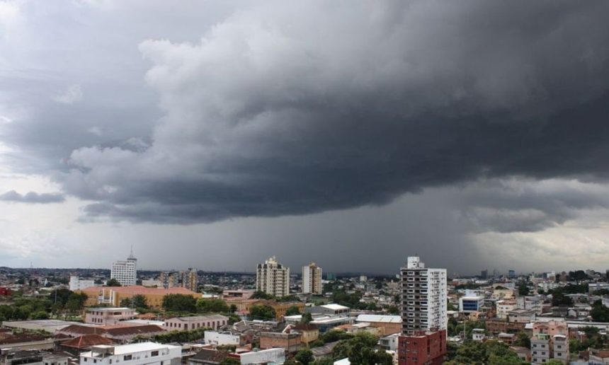 Céu nublado sobre cidade, com nuvens escuras de tempestade.