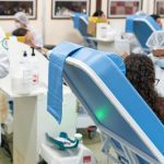 Coleta de sangue em Manaus, com profissional segurando bolsa de sangue e pessoas doando.