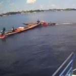 Colisão entre duas canoas durante travessia fluvial.