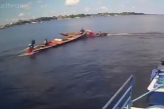 Colisão entre duas canoas durante travessia fluvial.