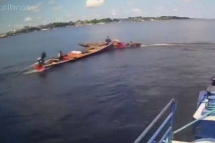 Colisão entre duas canoas durante travessia fluvial.