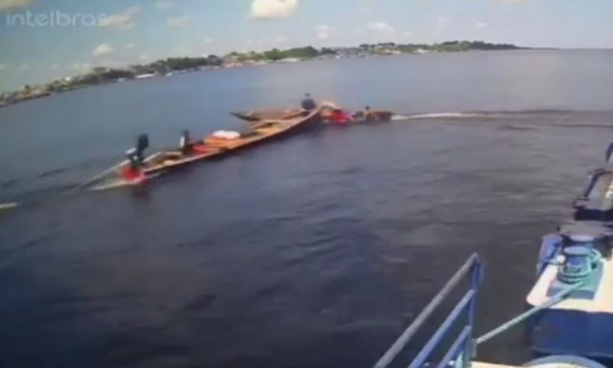 Colisão entre duas canoas durante travessia fluvial.