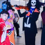 Cosplayers caracterizados como personagens do anime One Piece em evento de cultura japonesa.