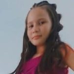 Criança de 11 anos desaparecida na Cidade de Deus, com cabelo longo e vestido rosa.