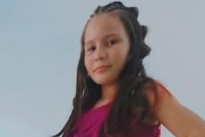 Criança de 11 anos desaparecida na Cidade de Deus, com cabelo longo e vestido rosa.