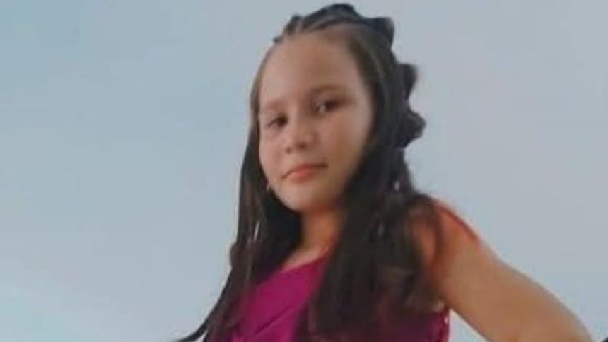 Criança de 11 anos desaparecida na Cidade de Deus, com cabelo longo e vestido rosa.