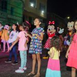 Crianças com personagens infantis, incluindo Mickey e Minnie, em evento SouManaus Passo a Paço.