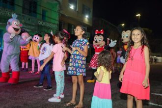 Crianças com personagens infantis, incluindo Mickey e Minnie, em evento SouManaus Passo a Paço.