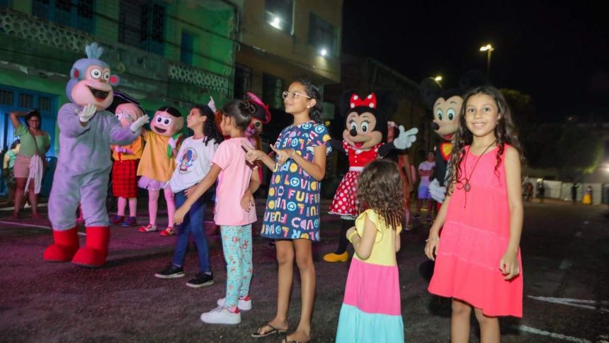Crianças com personagens infantis, incluindo Mickey e Minnie, em evento SouManaus Passo a Paço.