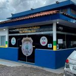 Delegacia de Polícia em Rio Preto da Eva, Amazonas, com viatura e fachada azul e branca.