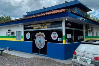 Delegacia de Polícia em Rio Preto da Eva, Amazonas, com viatura e fachada azul e branca.