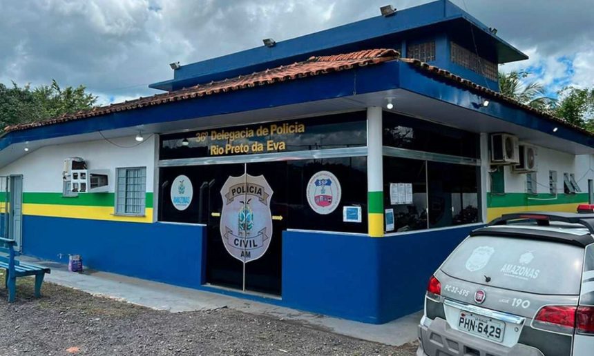 Delegacia de Polícia em Rio Preto da Eva, Amazonas, com viatura e fachada azul e branca.