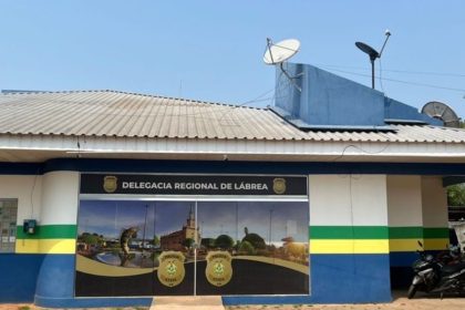 Delegacia Regional de Lábrea com painel ilustrativo.