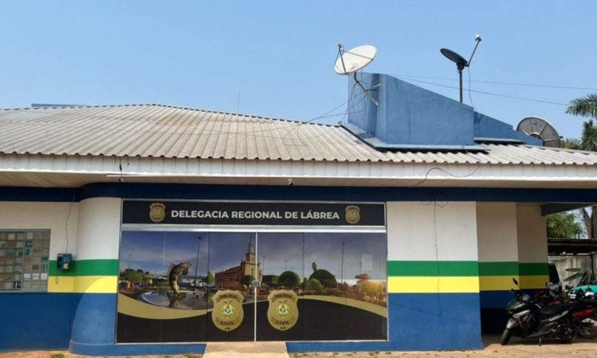 Delegacia Regional de Lábrea com painel ilustrativo.