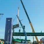 Demolição de passarela na Av. Torquato Tapajós em Manaus com guindastes.