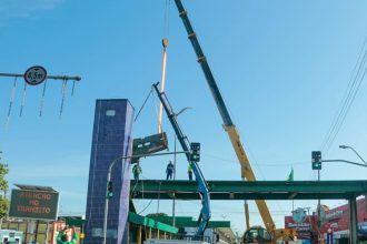 Demolição de passarela na Av. Torquato Tapajós em Manaus com guindastes.