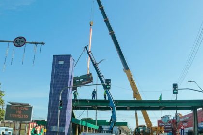 Demolição de passarela na Av. Torquato Tapajós em Manaus com guindastes.