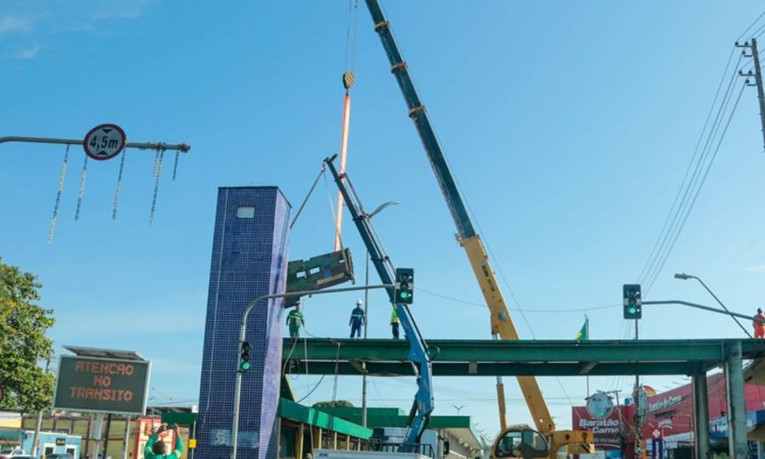 Demolição de passarela na Av. Torquato Tapajós em Manaus com guindastes.