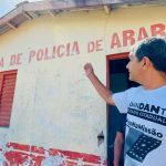 Deputado Comandante Dan em frente à delegacia de polícia de Arara.
