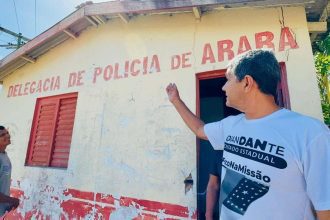 Deputado Comandante Dan em frente à delegacia de polícia de Arara.