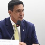 Deputado Sidney Leite em reunião