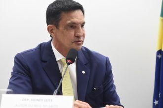 Deputado Sidney Leite em reunião