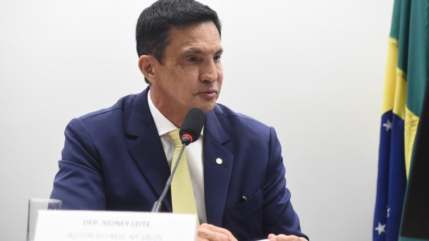Deputado Sidney Leite em reunião