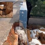 Deslizamento de terra próximo à Ponte dos Bilhares em Manaus, mostrando danos e sacos de areia.