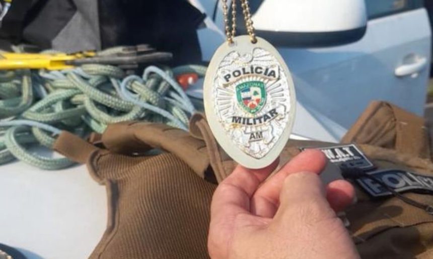 Distintivo da Polícia Militar AM em mãos de investigadora.