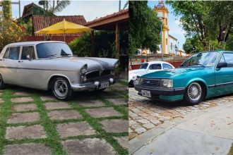 Dois carros antigos, um cinza e um verde, em exposição gratuita no Centro de Manaus.