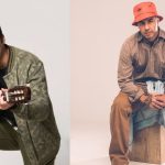 Dois homens, um tocando violão e outro sentado em um banco, com boné.