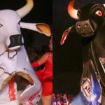 Dois touros gigantes, um branco e outro preto, em um evento em Manaus.