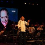 Edu Lobo se apresenta com orquestra 'Som do Nordeste' em show.