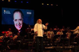 Edu Lobo se apresenta com orquestra 'Som do Nordeste' em show.