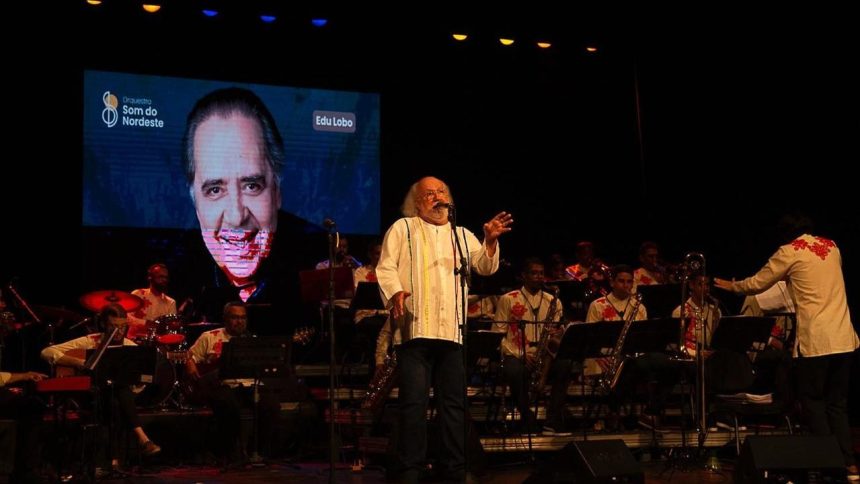 Edu Lobo se apresenta com orquestra 'Som do Nordeste' em show.