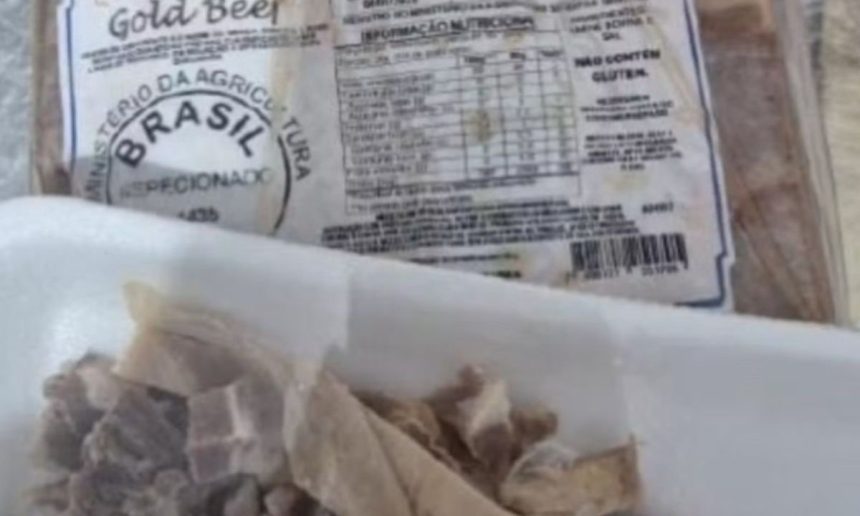 Embalagem de carne Gold Beef com selo do Ministério da Agricultura Brasil