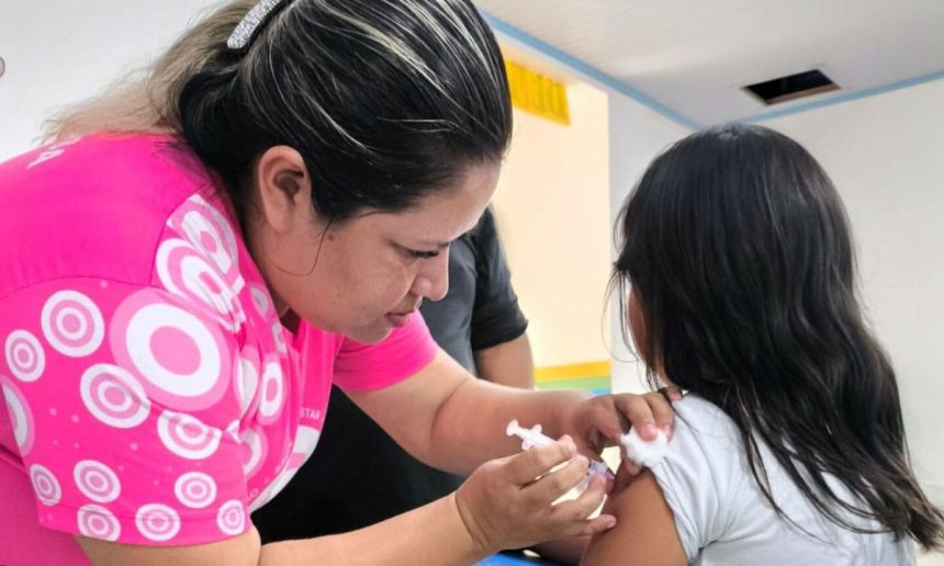 Enfermeira aplicando vacina HPV em criança.