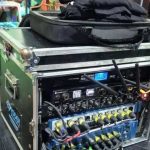 Equipamentos de som em um palco