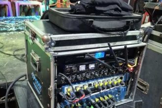 Equipamentos de som em um palco