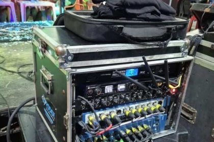 Equipamentos de som em um palco